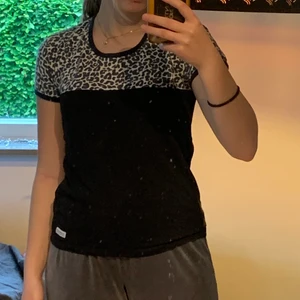Svart t-shirt  - Snygg unik t-shirt i strl XS/S som jag säljer då den sitter lite tajt runt mina armar men i övrigt sitter den jätte bra.