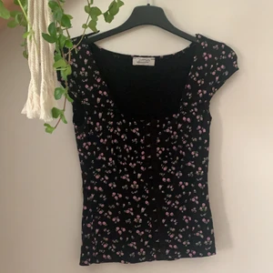 Topp -  Fin korsetliknande topp från märket pimkie. Strl XS/S. Super söt och y2k stil🌸