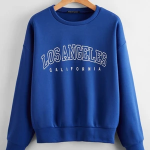 Mörkblå sweatshirt  - Säljer denna snygga sweatshirt från shien! Helt oanvänd säljer för den kommer inte till användning💕