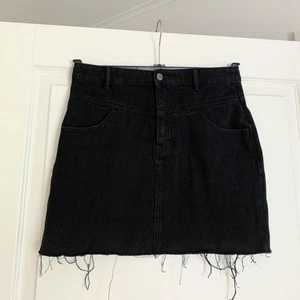 Svart jeanskjol - Kjolarnas kjol!!!! 🙌🏻 Bästa jeanskjolen som passar till allt. Snyggt rippad längst ner, går att trimma med sax efter eget tycke. Från Pull & Bear, storlek M men passar S. 
