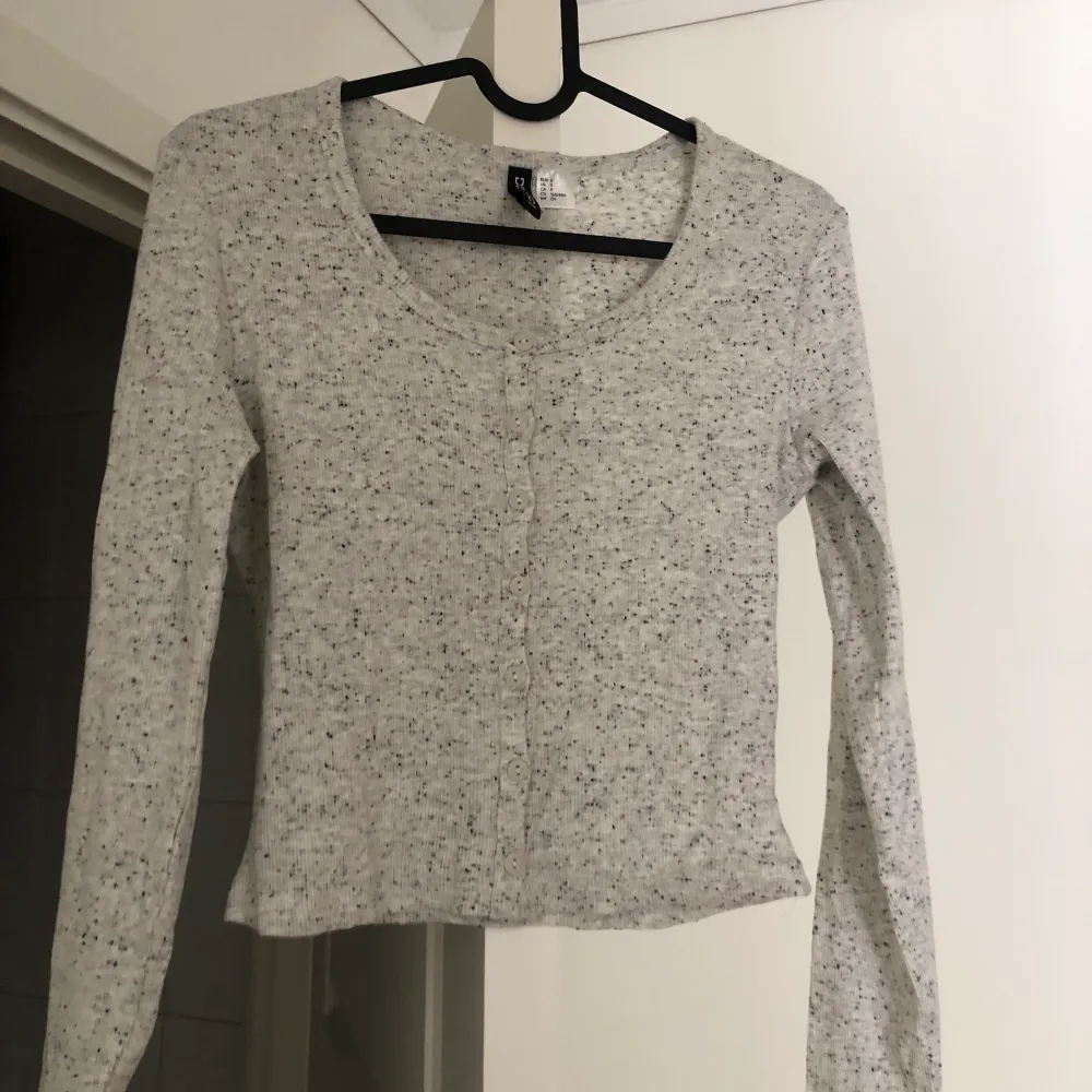 En grå tunnare tröja med knappar i fram. Jättesöt! Använd väldigt få gånger, storlek S. Tröjor & Koftor.