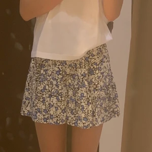 Kjol ❤️ - Säljer denna väldigt fina och populära kjol ifrån zara i jättebra skick! Köpt i juni för 259❤️