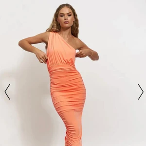 SÖKER  - SÖKER denna klänning från hanna schönbergs senaste kollektion!! Storlek XS!! Skriv om ni vill sälja 🧡🧡🧡