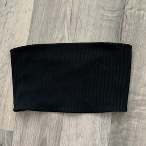 Bandeau topp - Svart ribbad bandeau top från GinaTricot, använd fåtal gånger och är i nyskick. 50kr inklusive frakt🤍