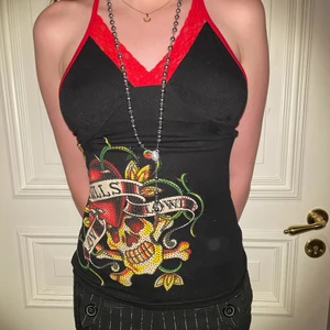 Svart ed Hardy linne - Jättefint ed Hardy linne! Aldrig använd och har originaltaggen kvar! Är fin med nåde bh och utan. Det framgår ej på bilderna med linnet har även en jättefin snörning på ryggen