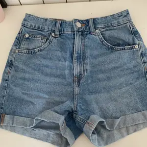 Säljer dessa blåa jeansshorts ifrån H&M, då de inte har kommit till användning! Storlek 34