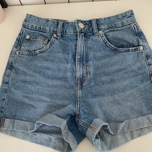 Jeansshorts - Säljer dessa blåa jeansshorts ifrån H&M, då de inte har kommit till användning! Storlek 34