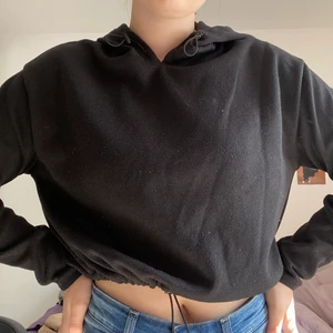 Pink hoodie - Du står för frakten☺️ pink tränings hoodie från Victorias secret. Finns spännband runt midjan så man får fram sina kurvor mer