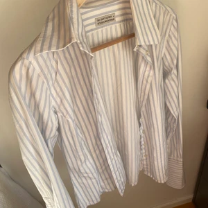 svinsnygg skjorta - Har tyvärr aldrig fått användning av denna så den är helt orörd. Väldigt snygg och passar till mycket. 