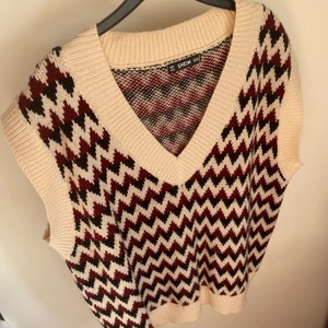 Skit snygg väst!!  - Väst från shein. Inga skador, väldigt skön. 