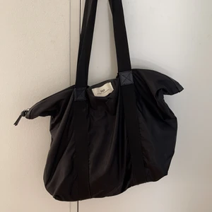 Day väska - Intressekoll!! Väska från Day. Bra skick, inga skador. Svart. 