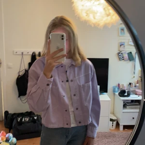 Croppad ljuslila jeansjacka!  - Säljer denna jätte fina o sköna ljuslila jeans-jacka i väldigt bra skick från Zara  som tyvärr inte kommer till användning, den är i storlek XS men är lite croppad. Jag har bara använt den en gång. 85kr + frakt