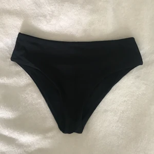 Bikinitrosor  - Aldrig använda, högmidjade bikinitrosor. Köparen står för frakten, kan annars mötas upp i Stockholm.