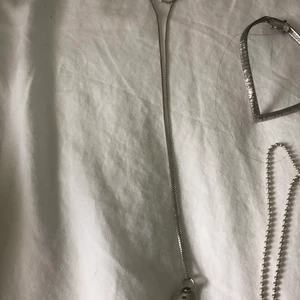 Halsband 100kr - Halsband och smyckes skrin 100 kr styck.