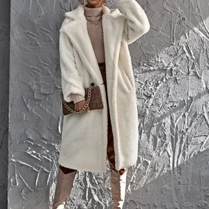 Storlek:M - Jättesnygg och varmt jacka🤍 oanvänd 