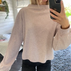ljuslila/ljusrosa tröja - superskön tröja i en väldigt ljus lila/rosa/beige färg✨ den har lite av ballong-ärmar, men inte särskilt märkbart💕 storlek S. Köparen står för frakt