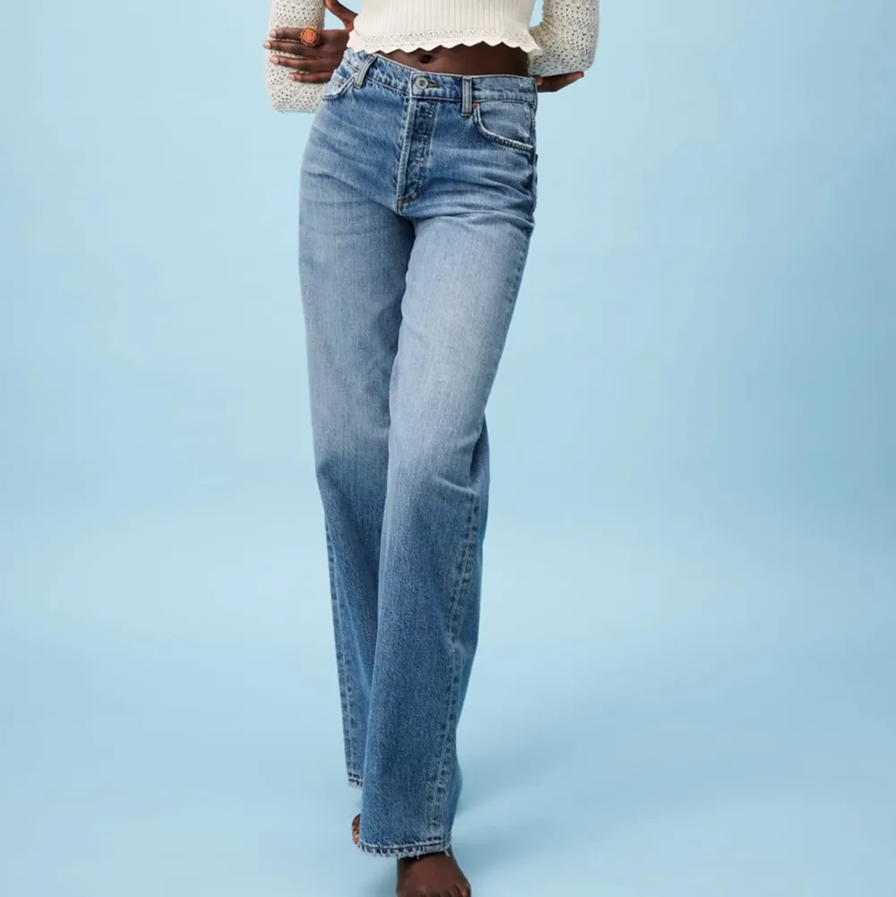 Säljer dessa super populära zara jeansen i storlek 38! Helt oanvända med lappar och sådant kvar😊  det tillkommer frakt på 66 kr🥰 . Jeans & Byxor.