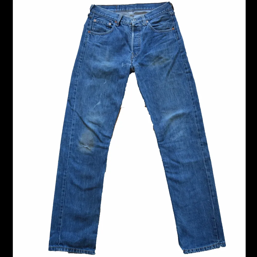 Vintage Levi’s 501 made in US jeans                   Blue Wash, Bad Condition, Size 30/31 , 99sek.                                                                                                     Measurements: Waist: 38 cm, Outseam: 106 cm, Inseam: 80 cm, Leg Opening: 18 cm                                   Skickas inom 24h, samfrakt är möjligt, 14 dagars retur.                                                                    Regler & villkor på Instagram! För fler bilder eller övriga fråg. Jeans & Byxor.