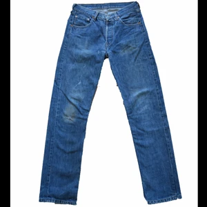 LEVI'S 501 MADE IN USA [J020] - Vintage Levi’s 501 made in US jeans                   Blue Wash, Bad Condition, Size 30/31 , 99sek.                                                                                                     Measurements: Waist: 38 cm, Outseam: 106 cm, Inseam: 80 cm, Leg Opening: 18 cm                                   Skickas inom 24h, samfrakt är möjligt, 14 dagars retur.                                                                    Regler & villkor på Instagram! För fler bilder eller övriga fråg