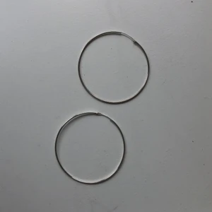 Örhängen, Stora ringar - Knappt använda hoop earrings, 6 cm i diameter. Säljer pga använder aldrig. Skriv om du har frågor eller vill ha fler bilder:) Köparen står för frakt.