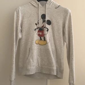 Disney hoodie  - Köpte denna Musse pigg Hoodien på H&M för 199 och säljer den för 100kr. Den är i storlek S och jätte skön. Köparen står för frakt på 45kr 