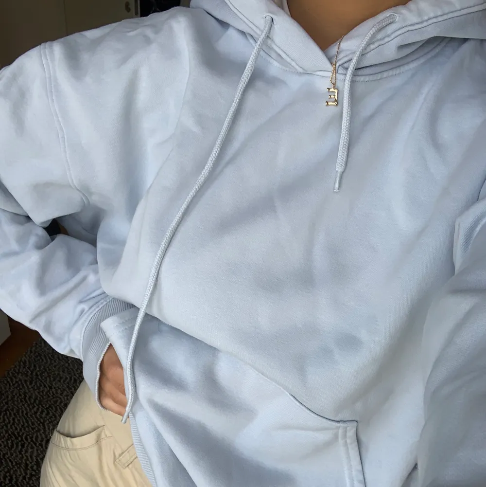 Ljusblå hoodie köpt på weekday, passar S-M oavsett kön💙 skriv för intresse eller fler bilder!! (Köparen står för frakten). Tröjor & Koftor.