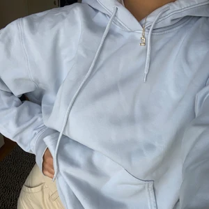 Blå Hoodie  - Ljusblå hoodie köpt på weekday, passar S-M oavsett kön💙 skriv för intresse eller fler bilder!! (Köparen står för frakten)