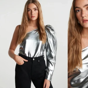 Vit One shoulder topp - OBS! Toppen är vit! Jag säljer denna one shoulder topp från Gina tricot för att den aldrig har kommit till användning. Helt oanvänd! 🤎 I storlek 36. Köpt för 399 säljer nu för 50kr + frakt 