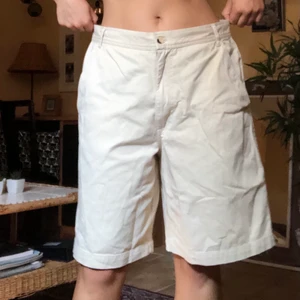 Beigea shorts - Fint skick, säljes pga fel storlek. Köpta på plick. 