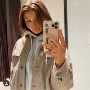 Beige skjortjacka  - Perfekt till hösten!! Från zara och helt slutsåld, oversize modell. Bara o buda! (första bilden är lånad)