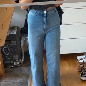 Zara jeans  - Säljer dessa superfina blåa zara jeans! Bra skick💗Nypris 400 kr! 