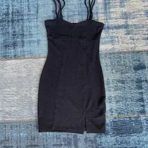 Säljer denna jättefina klänningen ifrån hm som tyvärr inte har kommit till användning!💗
