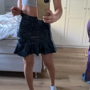 Kjol  - Säljer nu min lack kjol som inte används ( undrar du på något är det bara att höras💞)