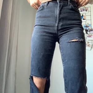 H&M vintage jeans - Supersnygga högmidjade grå/svarta vintagejeans från H&M. Slutsålda på hemsidan!! Stor uppklippning på knät samt reva på låret. Använda fåtal gånger. Storlek 34💓