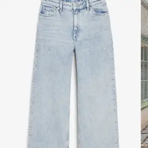 Populära jeans från Monki i modellen Yoko som kom i en exklusiv version med fransar. Slutsålda överallt. Dom är croppade, slutar precis nedanför anklarna på mig som är 167 cm. W25, motsvarar en XS-S. Dom är tyvärr för små för mig så dom är knappt använda. Nypris är 400 kr. Säljer dessa för 300 kr! Kan antingen mötas upp i Sthlm eller frakta via Postnords Skicka Lätt🌿