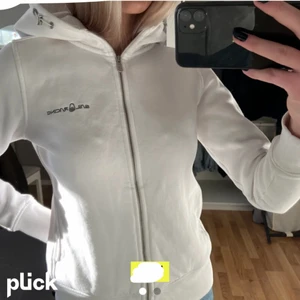 Vit sail tröja - Jätte fin sail tröja, lånade bilder. Är i storlek m men liten i storleken. Den är jätte bra skick på utsidan och ser bra ut men lite noppring inuti. Där av priset