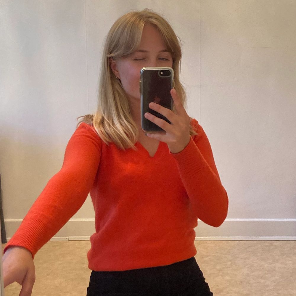 Så skön orange tröja från Benetton. Varm, men inte särskilt tjock, så passar utmärkt under en jacka! Möts upp i Malmö eller fraktar🧡. Tröjor & Koftor.