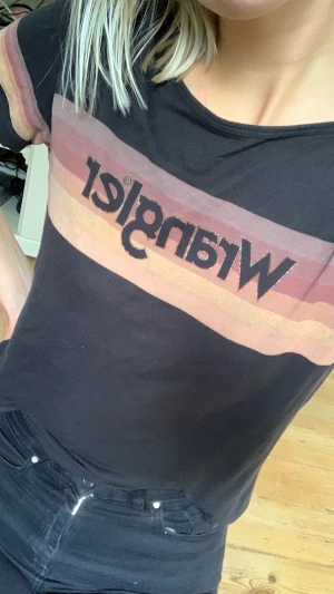 Wrangler T-shirt - Använt skick! Lite slitet vid texten, annars fint skick. Exakt fraktkostnad kollar jag upp vid intresse:)