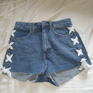 Shorts från HM - Blåa jeansshorts från hm, med vitt snöre knytet på sidorna. Aldrig använda pga. För liten storlek. Kommer inte ihåg nypris