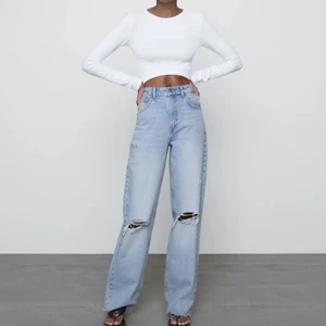 Zara jeans - Säljer dessa zara jeans! Avklippta för att passa mig som är ca 165-168. Använda men i fint skick! 