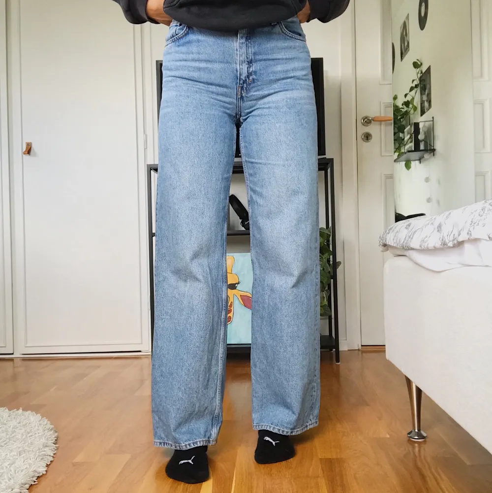 Jag säljer dessa fina jeans från Monki.💖 De är i bra skick och endast använda ett fåtal gånger pga får små i storleken.⭐️💞 Personligen skulle jag säga att de är lite små i midjan då mina andra jeans i samma storlek passar perfekt, längden är däremot normal. Har i vanliga fall storlek 38 eller S/M (Andra och tredje bilden är från hemsidan) Köparen betalar för eventuell frakt❤️. Jeans & Byxor.