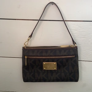  Michael Kors väska  - Säljer min fina lilla Michael Kors väska (äkta). Säljer pga att den tyvärr inte kommer till användning längre. Köpt i USA för ca 4-5 år sedan. Är köpt för 1200. För mer frågor och info skriv privat💗 vid många intresserade BUDGIVNING💗