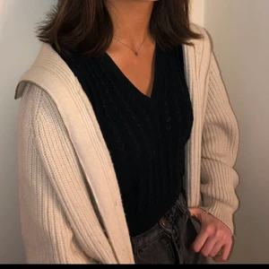 Stickat linne - Säljer nu detta stickade linne/väst från Zara som är helt slutsålt! Det är i mörkgrön och endast använt en gång. Strl S! Ord. Pris ca 400kr