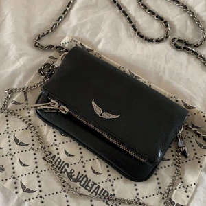 Zadig & Voltaire väska - Intressekoll på denna super fina väska från Zadig & Voltaire i den mindre modellen med tre fack❤️‍🔥 väskan är i mycket bra skick och perfekt till skolan!🥰🥰dustbag och kvitto medföljer, nypris 2200kr❤️‍🔥 KÖP DIREKT FÖR 1400kr, 🥰högsta bud 1310kr🥰