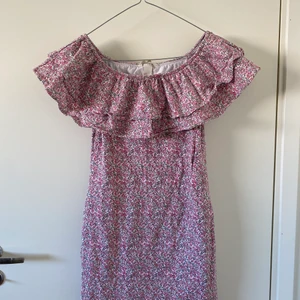 Off shoulder klänning - Mönstrad, stretchig off shoulder klänning i storlek S 