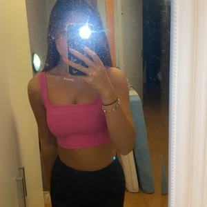 rosa topp - en rosa topp som har väldigt cool rosa färg från shein. Säljer pga att den är lite för liten vid brösten för mig. Säljer för 30kr + frakt som är 40kr