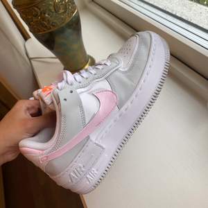 Jättefina air force 1 shadow som knappt är använda, färgen är slut på dom flesta hemsidorna! 💗