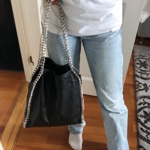 Stella McCartney liknande väska  - Säljer denna väska från TIAMO 🖤 väldigt bra skick