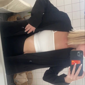 Oversized blazer  - Knappt använd blazer från bershka. Oversized modell, storlek XS eftersom den är oversized är den ändå stor i storleken.