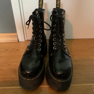 Dr martens - Säljer dessa skit snygga dr martens Jadon Max! Tyvärr så är dem för stora för mig så säljer så att jag kan köpa nya i mindre storlek:) Bra skick inte använda så jätte många gånger men några då jag var bestämd ett tag att dem skulle passa❣️ Frakten ingår i priset! Original pris 2550kr